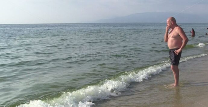 L’altra faccia di Pizzo, mare sempre più verde e turisti in fuga dai grandi lidi: «Qui non torneremo più» – VIDEO