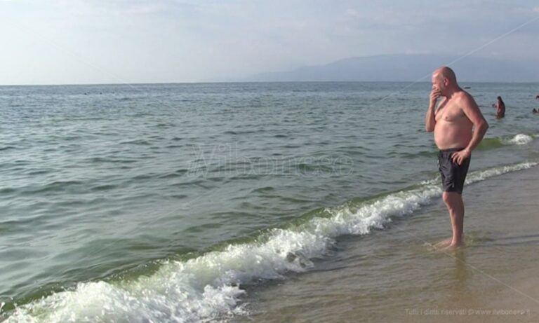 L’altra faccia di Pizzo, mare sempre più verde e turisti in fuga dai grandi lidi: «Qui non torneremo più» – VIDEO