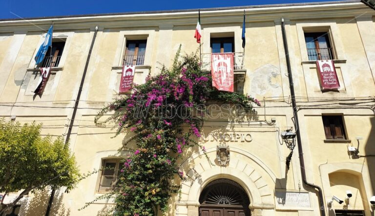 Comune di Tropea sciolto per mafia, gli ex consiglieri: «Certificato il fallimento dell’amministrazione Macrì»