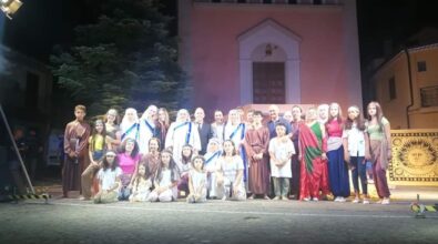 Madre Teresa di Calcutta rivive a Pizzoni: grande successo per il musical della parrocchia