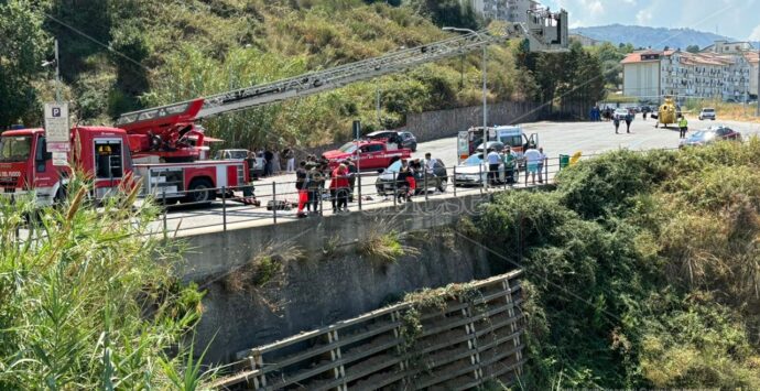 Morto l’uomo precipitato nel dirupo a Pizzo, sotto shock l’ausiliare del traffico che ha afferrato la figlia di 7 anni: «Potevo salvare anche lui»