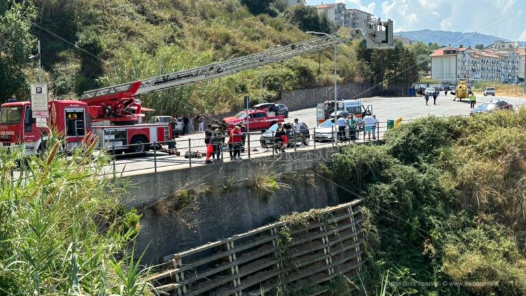 Morto l’uomo precipitato nel dirupo a Pizzo, sotto shock l’ausiliare del traffico che ha afferrato la figlia di 7 anni: «Potevo salvare anche lui»