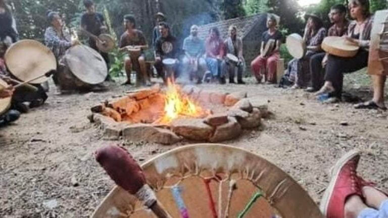 Nei boschi di Polia come un’antica tribù indiana: il Festival del fuoco per tornare in sintonia con la natura e se stessi