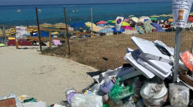 Capo Vaticano, cumuli di rifiuti sulla spiaggia sotto il cartello che lo vieta: «Una vergogna»