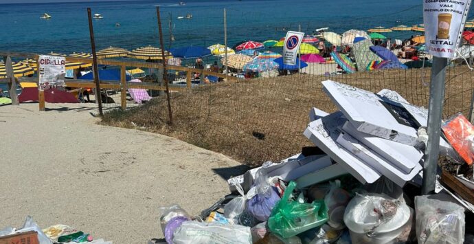 Capo Vaticano, cumuli di rifiuti sulla spiaggia sotto il cartello che lo vieta: «Una vergogna»