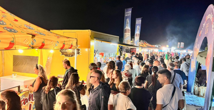 Paella, tacos, curry: a Ricadi street food da ogni angolo del mondo, tutto pronto per l’evento di Capo Vaticano