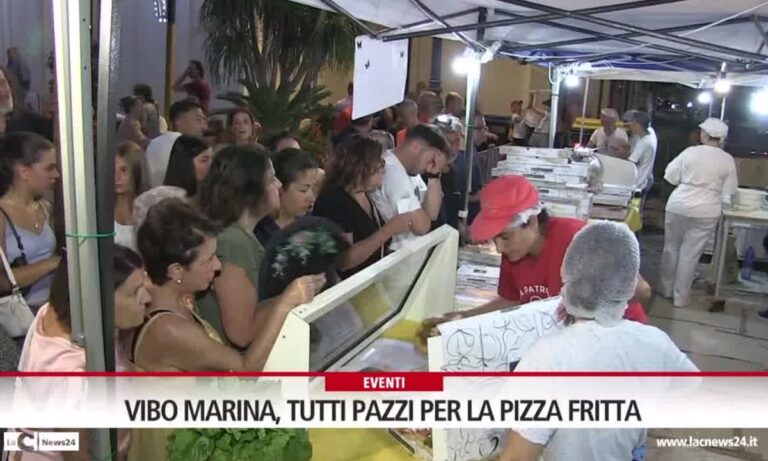 Vibo Marina, tutti pazzi per la pizza fritta: boom di presenze all’undicesima edizione della Sagra – Video