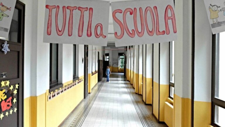 Scuola, in Calabria si torna sui banchi il 16 settembre ma senza cellullari. Il Forum delle famiglie: «Iniziare a ottobre? Non se ne parla». Le date di vacanze e ponti