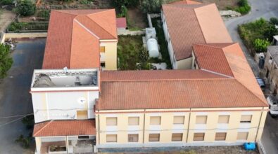 Mileto, la minoranza incalza il sindaco dopo il crollo del tetto della scuola Morabito: «Dove andranno gli alunni?»