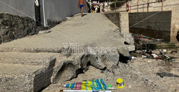 «Rifiuti e sporcizia, a Ricadi spiaggia abbandonata. È un affronto ai turisti»: l’opposizione denuncia il degrado di Santa Maria