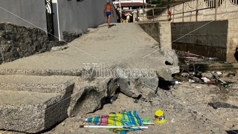 «Rifiuti e sporcizia, a Ricadi spiaggia abbandonata. È un affronto ai turisti»: l’opposizione denuncia il degrado di Santa Maria