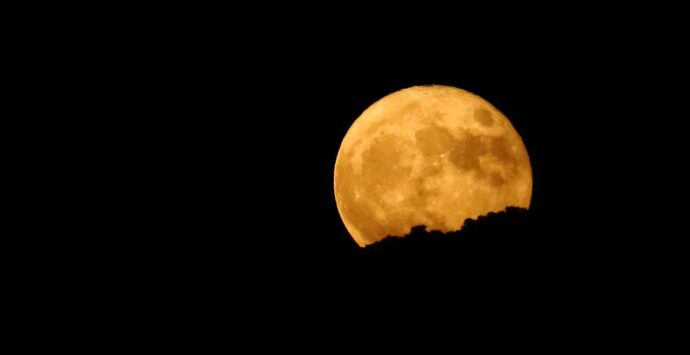 È il giorno della Superluna Blu, piena e grandissima: spettacolo da osservare maltempo permettendo