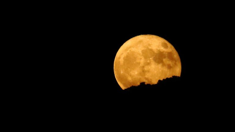 È il giorno della Superluna Blu, piena e grandissima: spettacolo da osservare maltempo permettendo