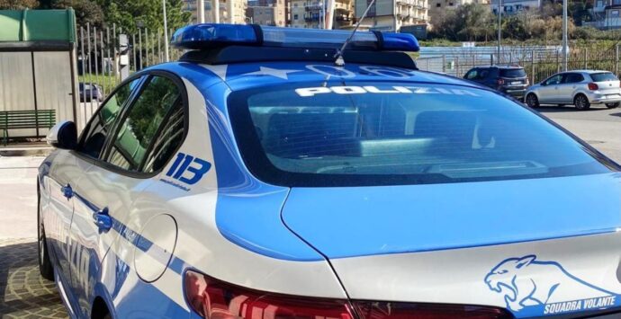 Tenta di disfarsi di una busta di marjuana gettandola dal balcone durante una perquisizione: un arresto a Francavilla