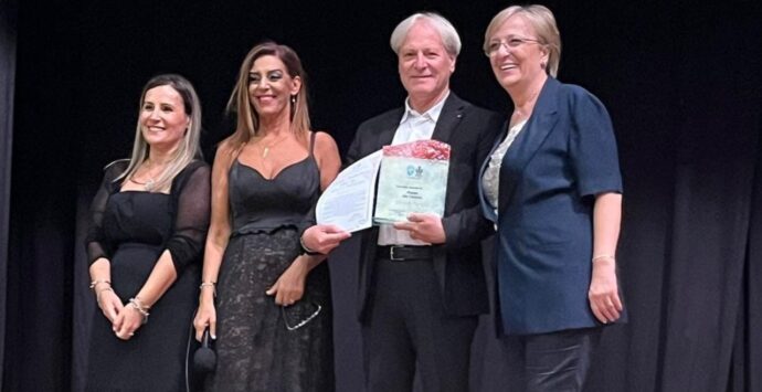 Il vibonese Michele Petullà insignito a Fuscaldo di un prestigioso premio alla carriera 