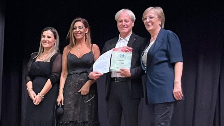 Il vibonese Michele Petullà insignito a Fuscaldo di un prestigioso premio alla carriera 