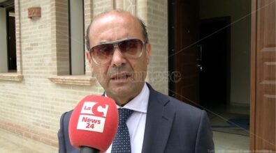 Aggressione verbale al parroco di Mileto Dicarlo: «Dicci dove state costruendo il villaggio dei poveri». La solidarietà del sindaco: «Forza don Mimmo»