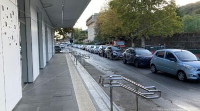 Stazione di Vibo-Pizzo, fioccano le multe per divieto di sosta e cresce il malcontento dei pendolari: «Dove parcheggiamo? Il sindaco intervenga» – VIDEO