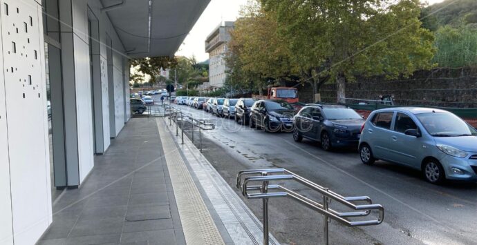 Stazione di Vibo-Pizzo, fioccano le multe per divieto di sosta e cresce il malcontento dei pendolari: «Dove parcheggiamo? Il sindaco intervenga» – VIDEO