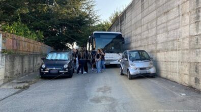 Stazione di Vibo-Pizzo, traffico in tilt: le auto dei pendolari (senza parcheggi) bloccano gli autobus: «Situazione insostenibile»