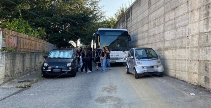 Stazione di Vibo-Pizzo, traffico in tilt: le auto dei pendolari (senza parcheggi) bloccano gli autobus: «Situazione insostenibile»