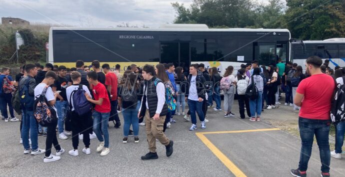 Pullman per gli studenti di Vibo, ora non rischiano di restare a piedi ma le criticità non mancano: orari delle corse incerti e pensiline inesistenti