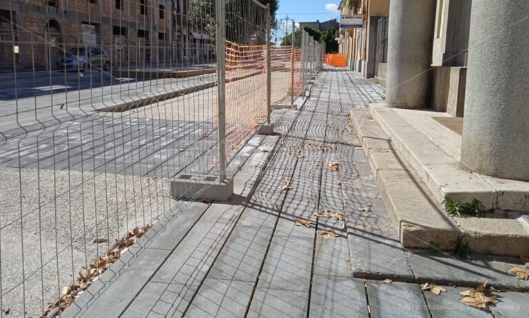 I lavori a piazza Santa Maria si sono “mangiati” un gradino della chiesa e hanno creato un dislivello di 40 centimetri: «Un disastro» – Video