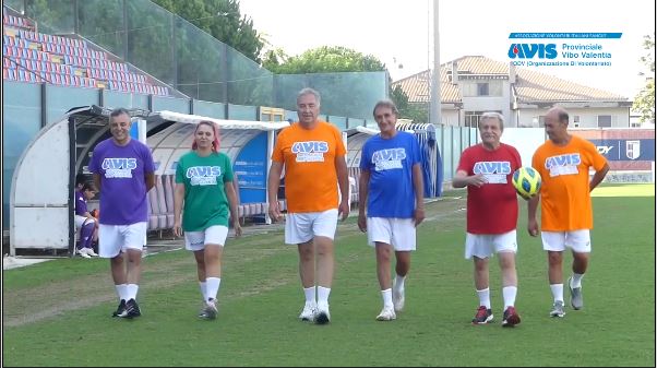 Allo stadio Razza di Vibo una partita di beneficenza organizzata dall’Avis con in campo sindaci e amministratori – Video