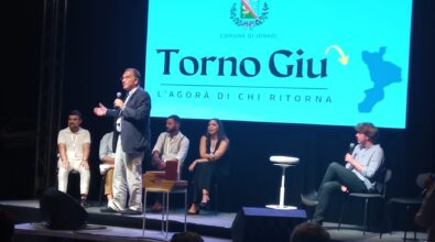 “Torno Giù-L’agorà di chi ritorna”, a Jonadi il dibattito sul tema dello spopolamento del Sud. Cecchi Paone: «Esperimento straordinario» – Video