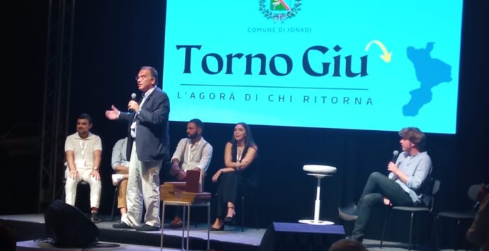 “Torno Giù-L’agorà di chi ritorna”, a Jonadi il dibattito sul tema dello spopolamento del Sud. Cecchi Paone: «Esperimento straordinario» – Video