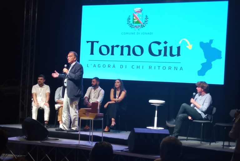 “Torno Giù-L’agorà di chi ritorna”, a Jonadi il dibattito sul tema dello spopolamento del Sud. Cecchi Paone: «Esperimento straordinario» – Video