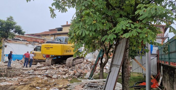 Paravati: al via la demolizione della scuola elementare, al suo posto sorgerà un edificio avveniristico