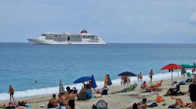 Tropea accoglie la lussuosa nave da crociera Ms Europa 2: un evento raro per la cittadina costiera – Video