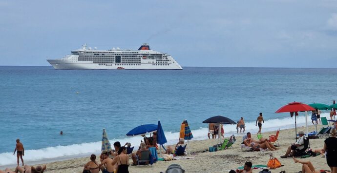 Tropea accoglie la lussuosa nave da crociera Ms Europa 2: un evento raro per la cittadina costiera – Video