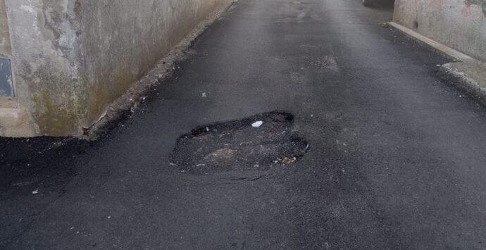 Buche e perdite d’acqua dopo i lavori a Sant’Onofrio, gli ex consiglieri delle Tre Spighe: «Interventi fatti male, con la pioggia sarà peggio»