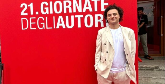 Un vibonese al Festival di Venezia: Simone Iorgi sul red carpet per il film Labirinti: «Bellissimo, dedico questa giornata a mia nonna che non c’è più»