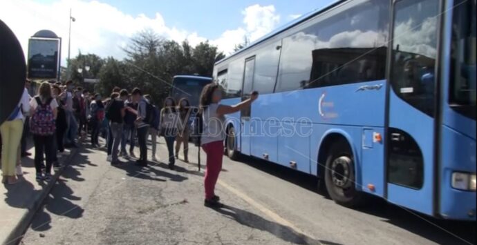 Pullman pieni e studenti lasciati a piedi, i genitori protestano col prefetto di Vibo: «Gravissimo»