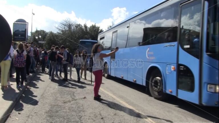 Pullman pieni e studenti lasciati a piedi, i genitori protestano col prefetto di Vibo: «Gravissimo»