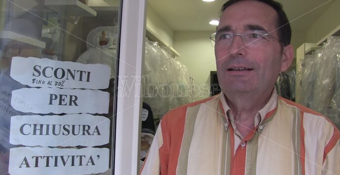 Crisi nera sul corso di Vibo, ora c’è chi “sogna” di chiudere ma non riesce a vendere neppure la merce in liquidazione: «Non vedo l’ora»- Video