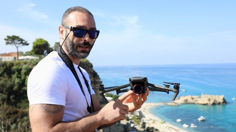 A LaC Storie le ali di Vittorio: in carrozzina da quando aveva 13 anni, con il suo drone visita i posti più belli – Video