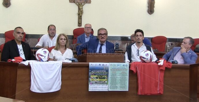 Vibo, presentata in Comune la “partita del cuore” che vedrà sfidarsi sindaci e artisti per i 30 anni dell’Avis provinciale – Video