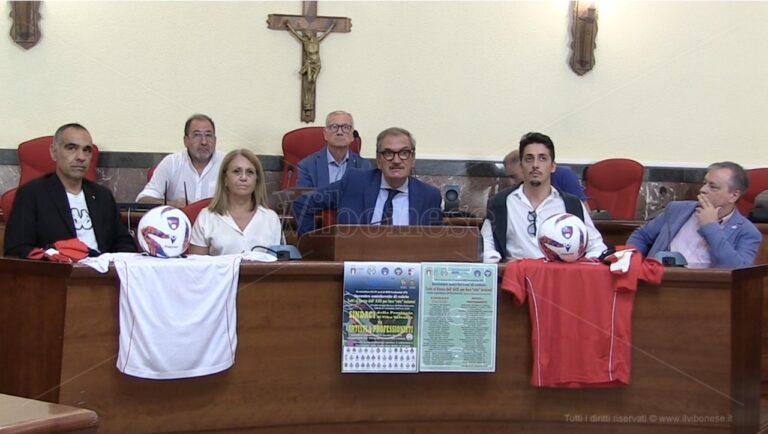 Vibo, presentata in Comune la “partita del cuore” che vedrà sfidarsi sindaci e artisti per i 30 anni dell’Avis provinciale – Video