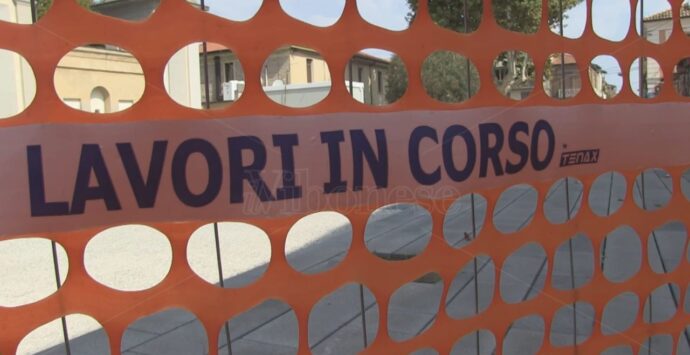 Vibo, sono 83 i cantieri aperti, fermi o al via. L’assessore Monteleone: «I ritardi ci sono, ma i fondi Pnrr non li perderemo» – Video