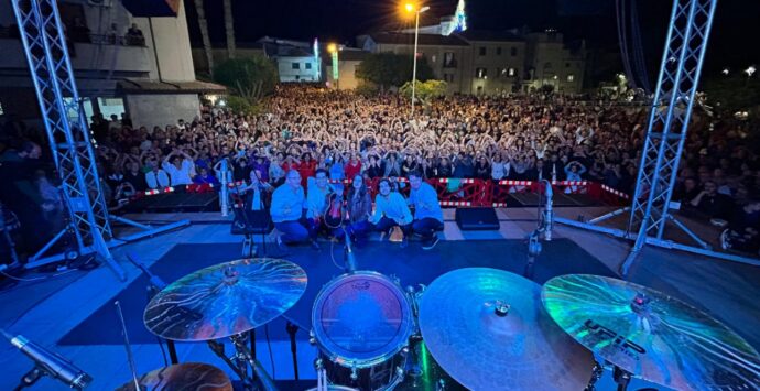 Musica e divertimento, a Brattirò un fiume di gente per assistere al concerto di Cecè Barretta