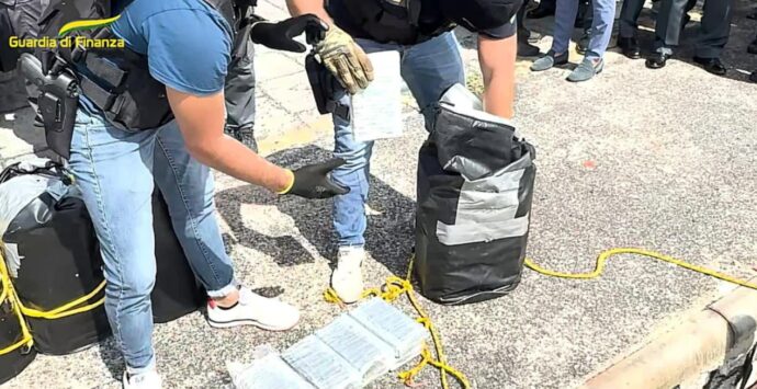 Maxisequestro di cocaina nel mare tra Catania e Ragusa: 540 chili di cocaina che avrebbero fruttato 100 milioni di euro