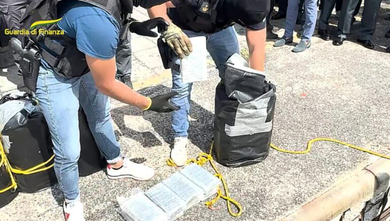 Maxisequestro di cocaina nel mare tra Catania e Ragusa: 540 chili di cocaina che avrebbero fruttato 100 milioni di euro