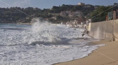 Il mare in burrasca si mangia Ricadi: entra nelle case e sgretola il litorale. I residenti presentano una petizione e diffidano il sindaco – VIDEO