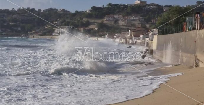 Il mare in burrasca si mangia Ricadi: entra nelle case e sgretola il litorale. I residenti presentano una petizione e diffidano il sindaco – VIDEO