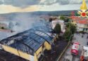 Francica, un vasto incendio distrugge la palestra comunale da cui erano state ricavate due aule scolastiche -Video