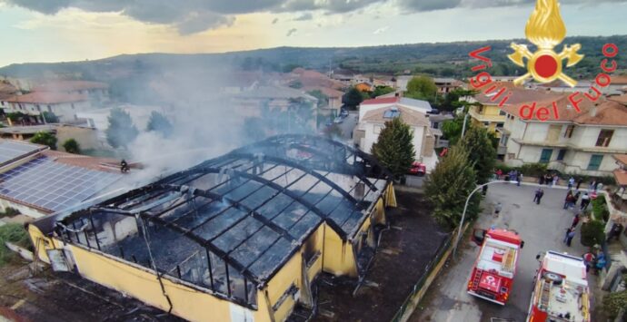 Francica, un vasto incendio distrugge la palestra comunale da cui erano state ricavate due aule scolastiche -Video